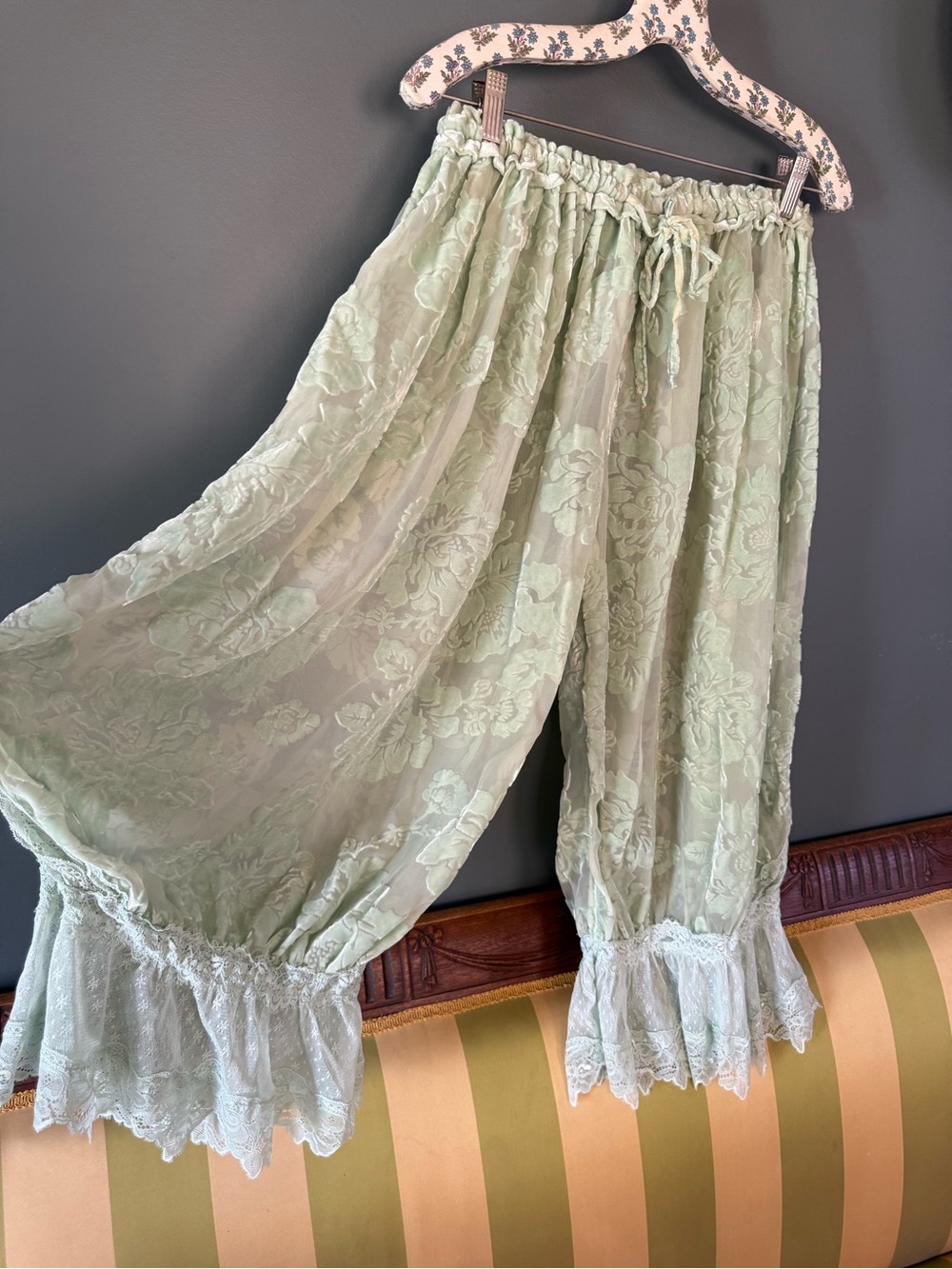 FREE PEOPLE FOREVER YOUNG VELVET FLORAL LACE VICTORIAN BLOOMER PANTS sz small - Picture 3 of 13